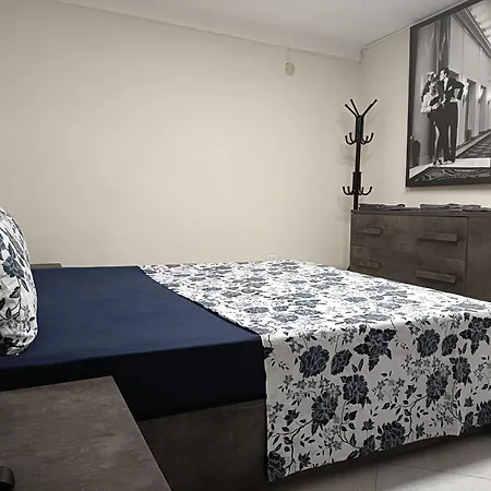 Casa Vacanza In Pieno Centro Storico Vicino Ostuni E La Riserva Di Torre Quaceto-3